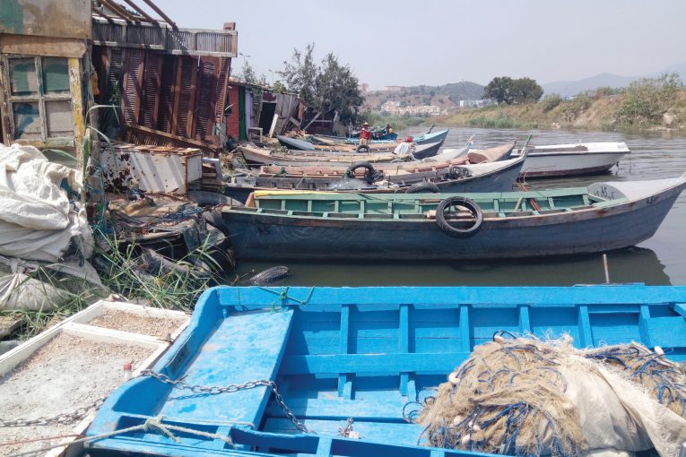 المهدية/ أجانب يصنعون مركبا من الخشب بغاية “الحرقة”