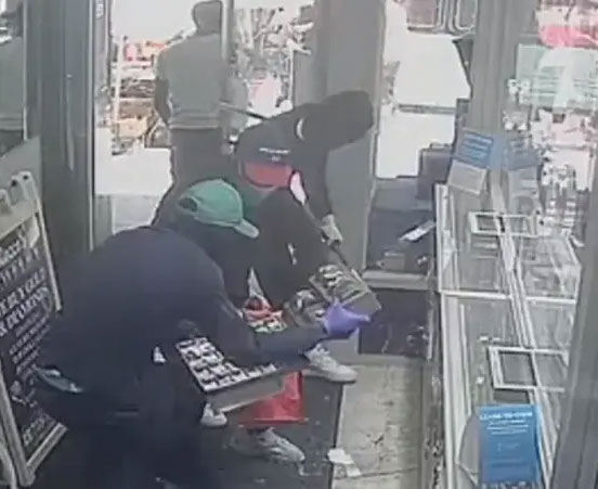 في وضح النهار/ لصوص يسرقون مجوهرات بقيمة 2 مليون دولار (فيديو)