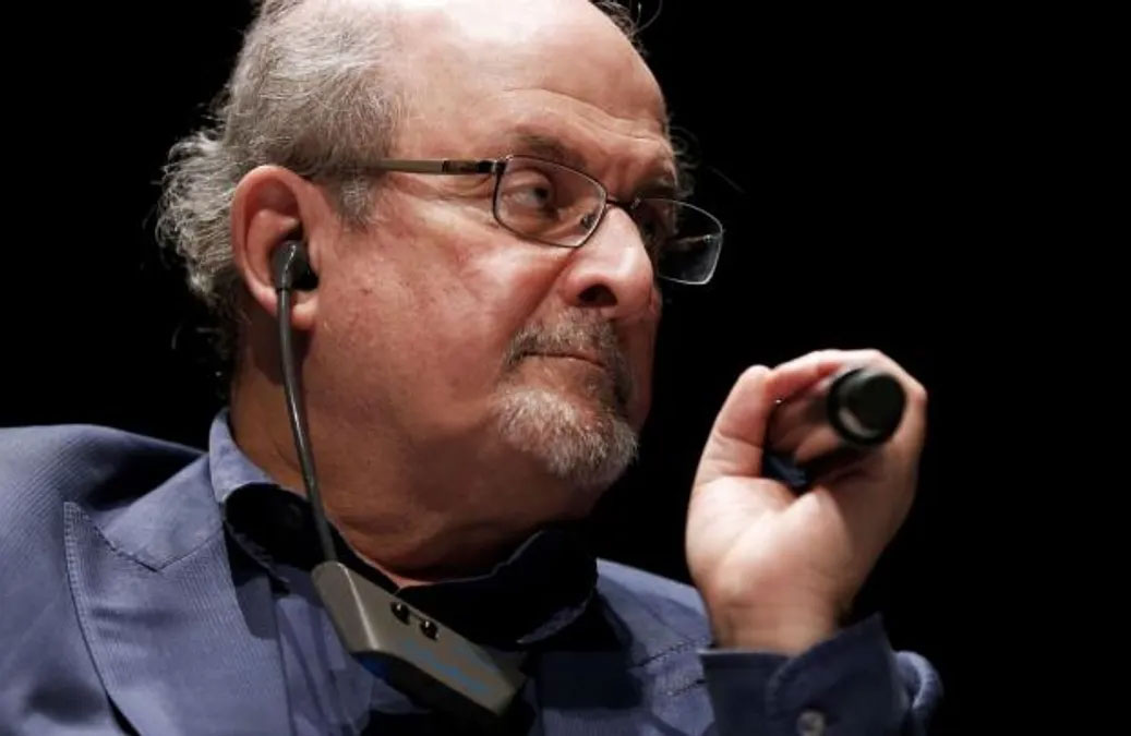 الكاتب البريطاني سلمان رشدي يتعرض للطعن في نيويورك