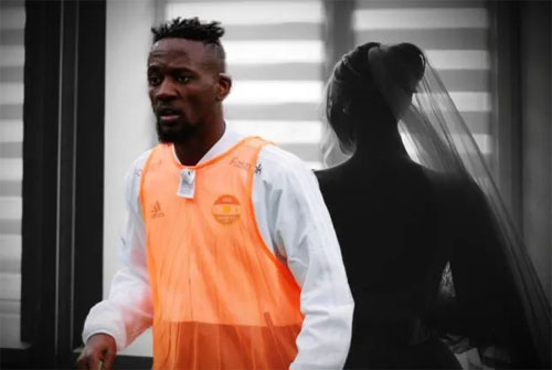 في حفل زفافه/ لاعب يغيب ويفوض شقيقه.. والسبب غريب