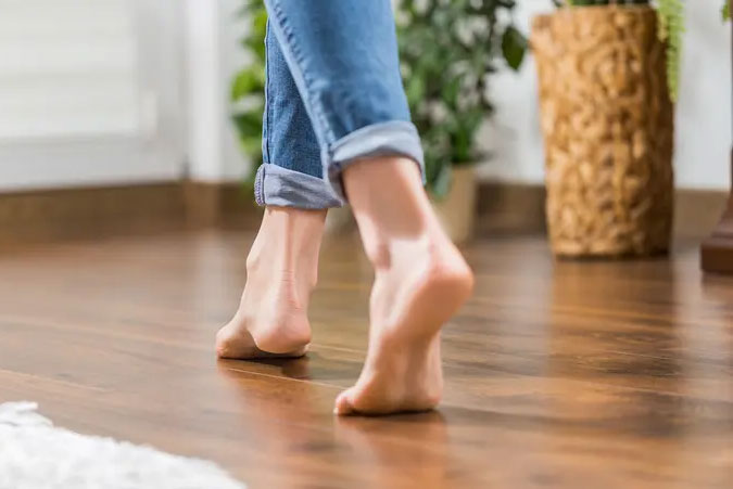 نصيحة هامة/ لا تمشي حافي القدمين داخل المنزل