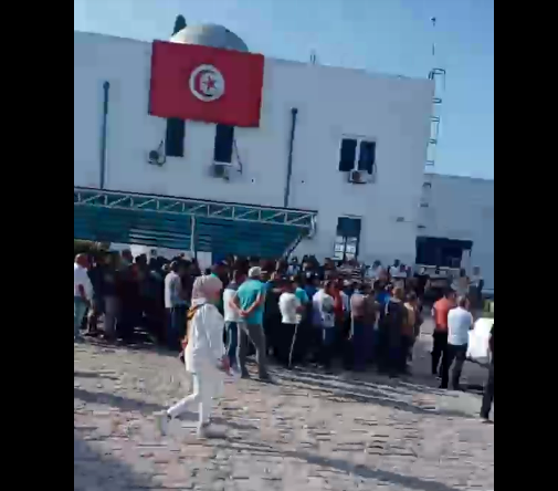 شاهد بالفيديو احتجاج أعوان وكالة التبغ