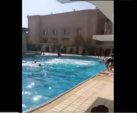 مشهد القصر الرئاسي في  سريلانكا يتكرر في بغداد (فيديو)