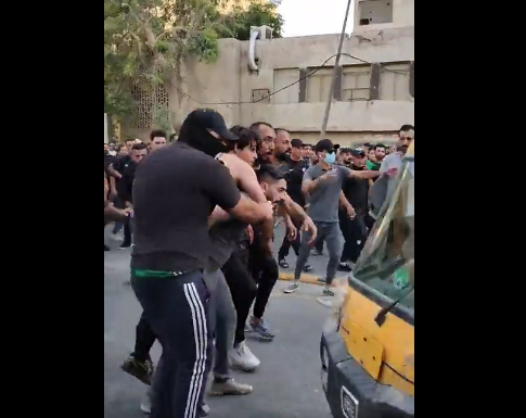 شاهد الفيديو/ الأمن العراقي يطلق النار على أنصار الصدر