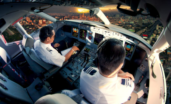 مشاجرة بين طيار ومساعده أثناء رحلة بين جنيف وباريس