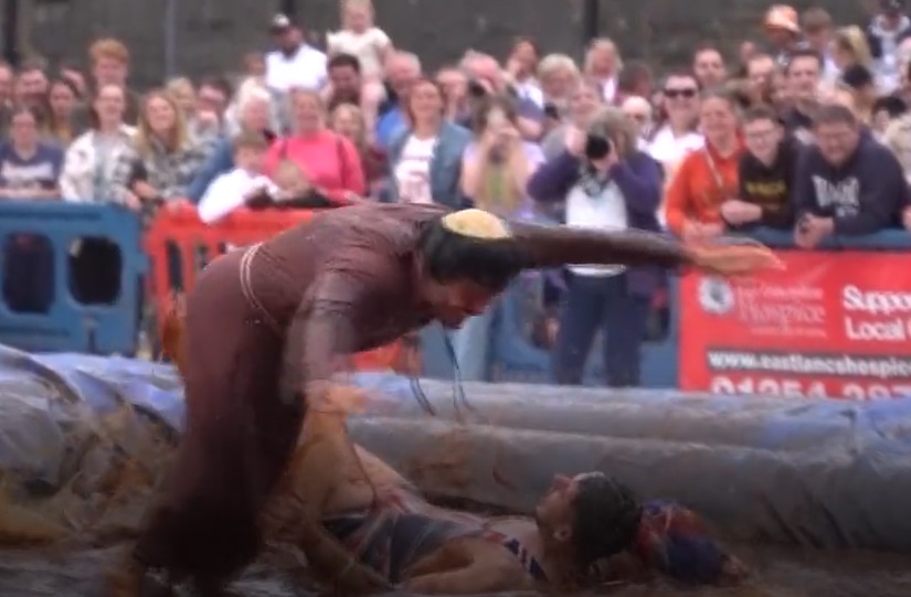 شاهد الفيديو / بطولة للمصارعة في بركة من المرق!