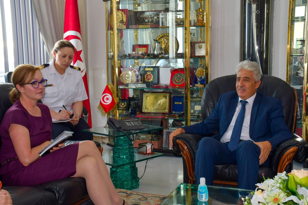 التعاون العسكري محور لقاء مميش بمسؤولة في جيش الطيران الأمريكي