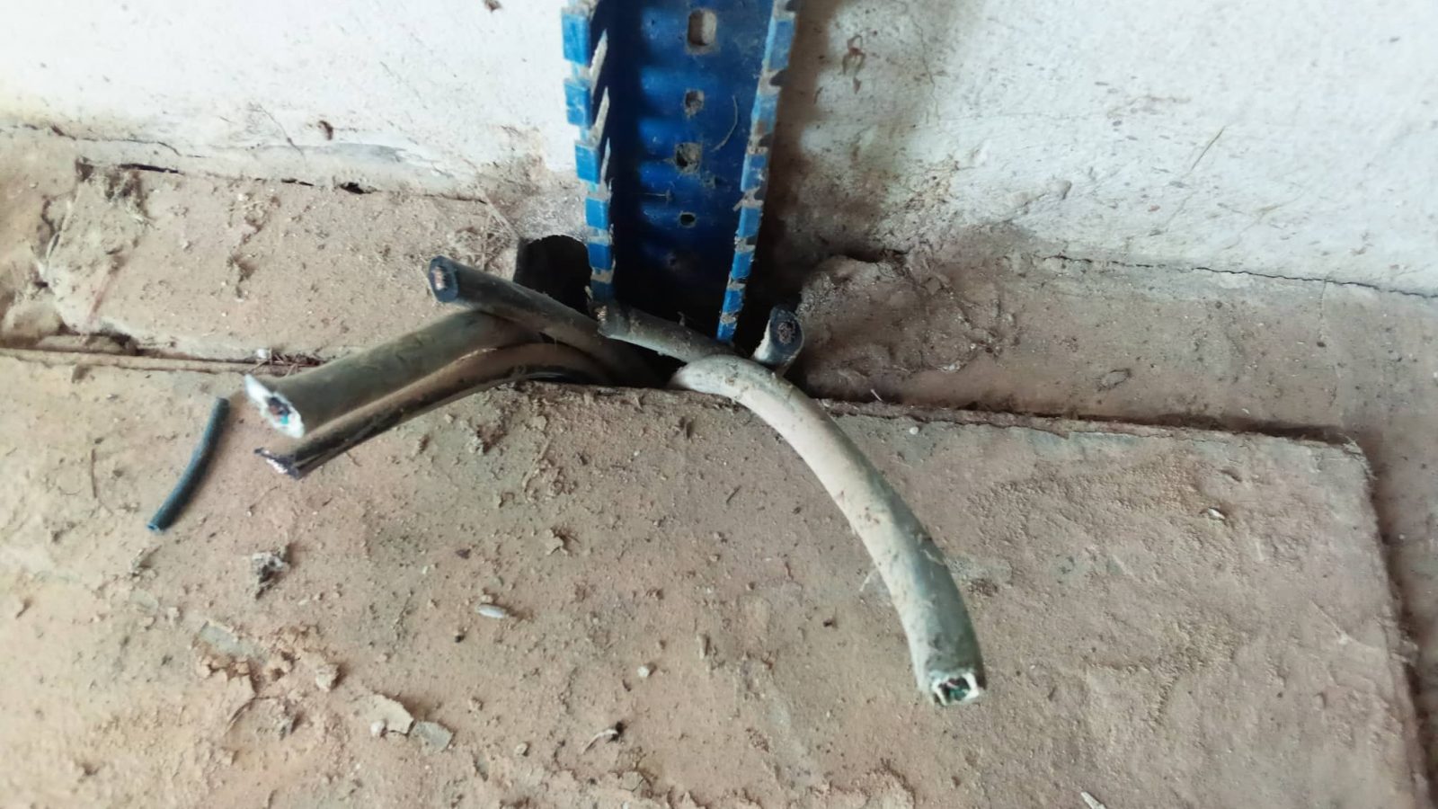 صور/ سرقة كوابل السكة الحديدية في تقاطع القلعة الصغرى