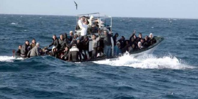 بينهم أب وطفليه/ المياه تتسرّب إلى مركب “حراقة”.. والحرس على الخط