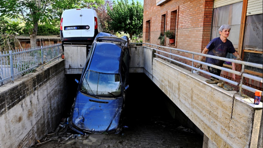 إيطاليا/ فيضانات تودي بحياة 10 أشخاص