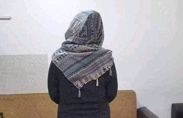 ما حكاية القبض على إمرأة تخدر الرجال وتسلبهم خصياتهم لبيعها؟