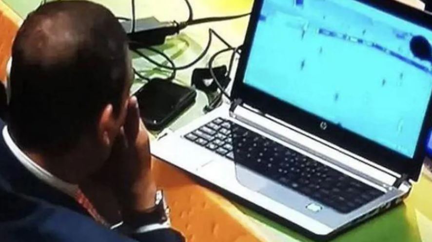 فضيحة/ ديبلوماسي عربي يتابع مباراة كرة قدم خلال اجتماع الامم المتحدة
