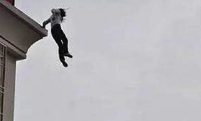 العاصمة/ فتاة تسقط من الطابق الرابع لبناية