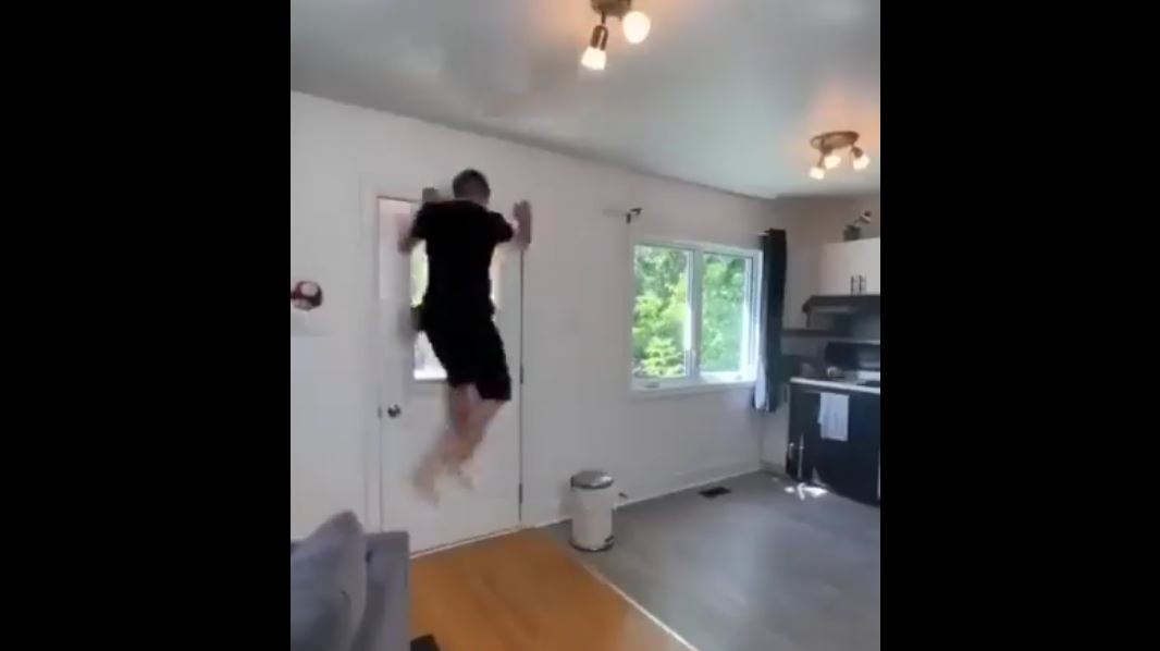 فيديو/ عندما تمسح زوجتك أرضية المنزل