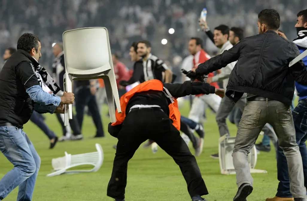 بالفيديو/ مشجع يقتحم الملعب ويعتدي على لاعب بالدوري التركي