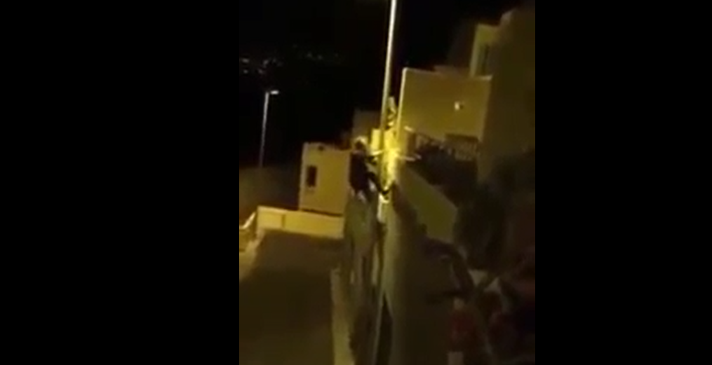 حاول تسوّر أحد المنازل للسرقة.. شاهد ماذا حدث