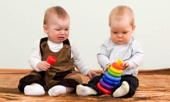 شاهد الفيديو/ رضيع “أناني” يرفض أن يتم إطعام توأمه