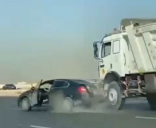 شاهد/ سائق متهوّر يعرض حياته وحياة الآخرين للخطر