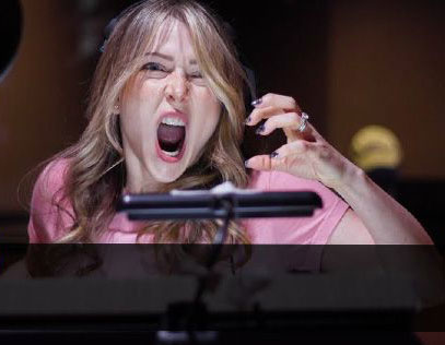 فنانة من نوع مختلف.. تكسب رزقها بالصراخ! (فيديو)