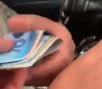 موثق بفيديو/ سيدة تفضح ضابط حرس تلقى رشوة