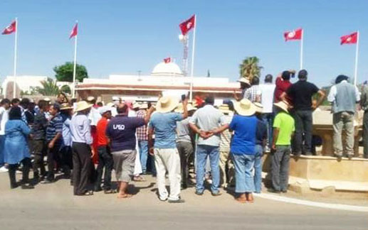 تطاوين/ عمال وإطارات شركة البيئة يحتجون