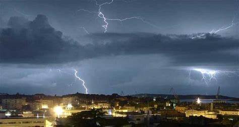 طقس الليلة / رياح قوية وامطار رعدية بهذه المناطق..