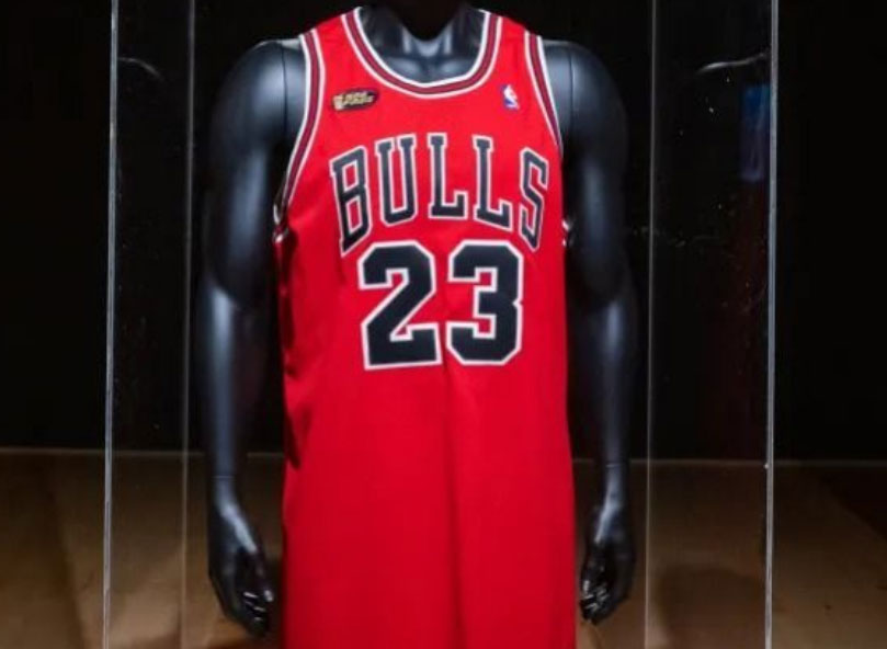 بسعير خيالي/ قميص مايكل جوردان يدخل التاريخ