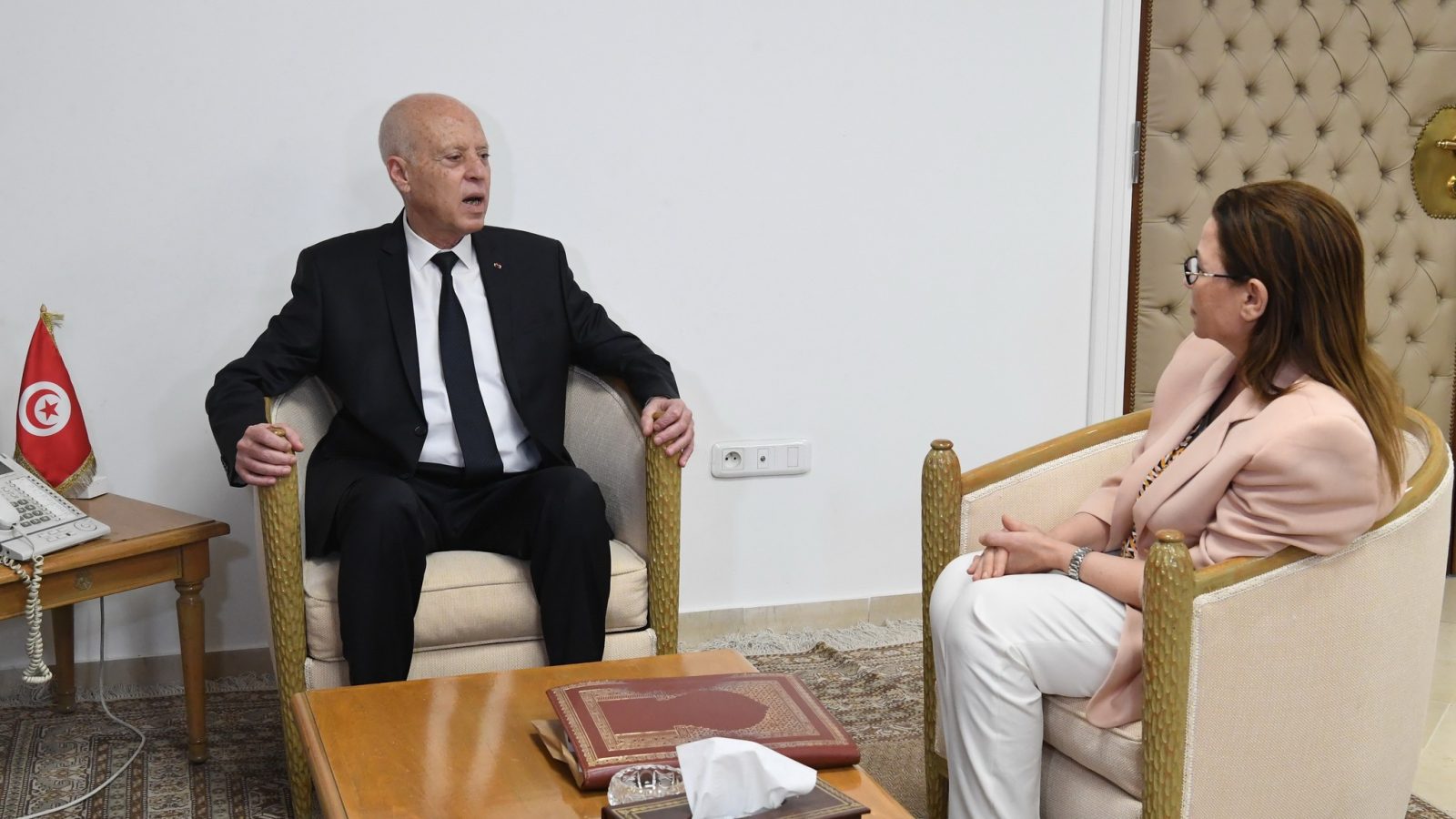 قيس سعيد: التعامل بأكثر صرامة مع المحتكرين والمضاربين