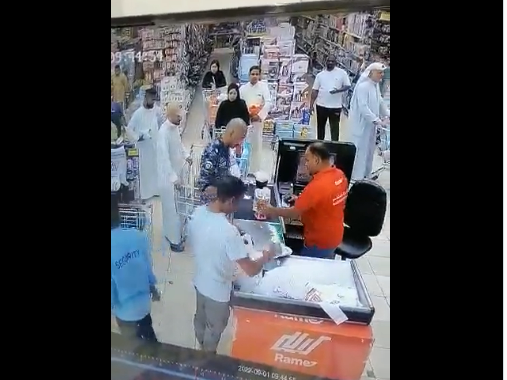 فيديو صادم/ عنصر من القوات الخاصة يستعمل القوة في متجر