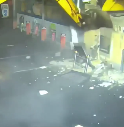 شاهدالفيديو/ اكتروا “تراكس” للاستيلاء على الموزع الآلي