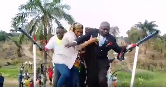 انهيار جسر عند تدشينه (فيديو)