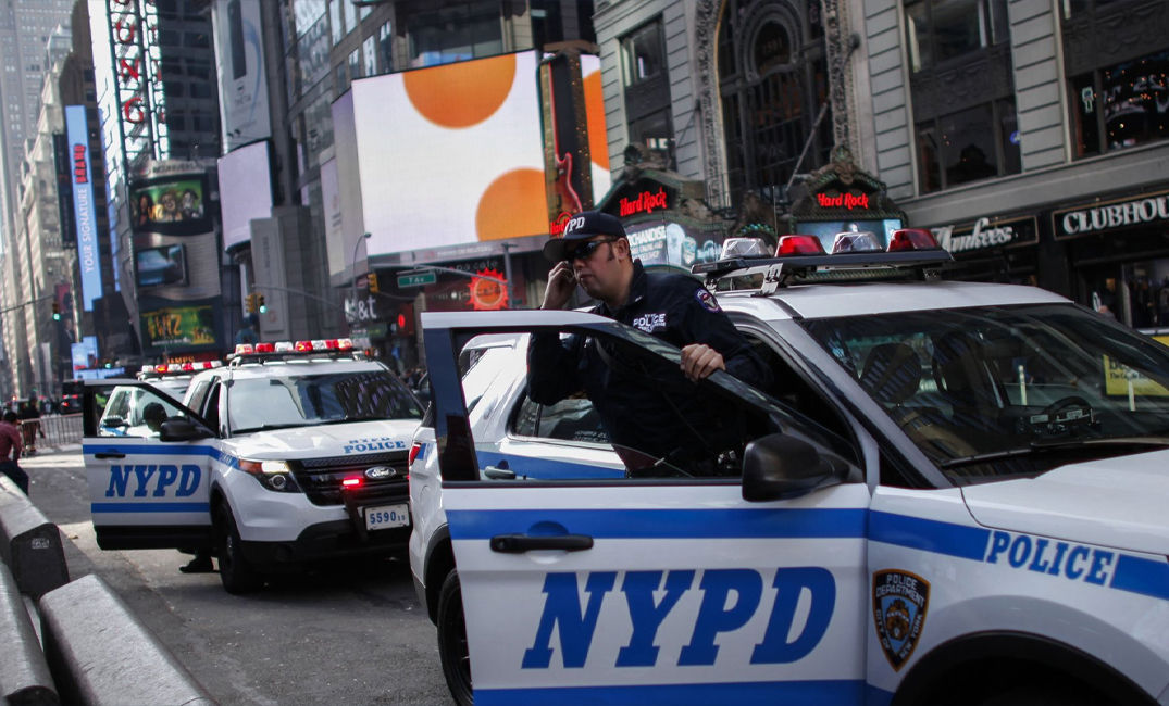 شاهد الفيديو/ شرطي أمريكي يدفع مراهقة بعنف ويطرحها أرضا