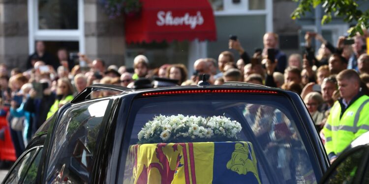 شاهد الفيديو/ نعش الملكة إليزابيث يغادر قلعة بالمورال