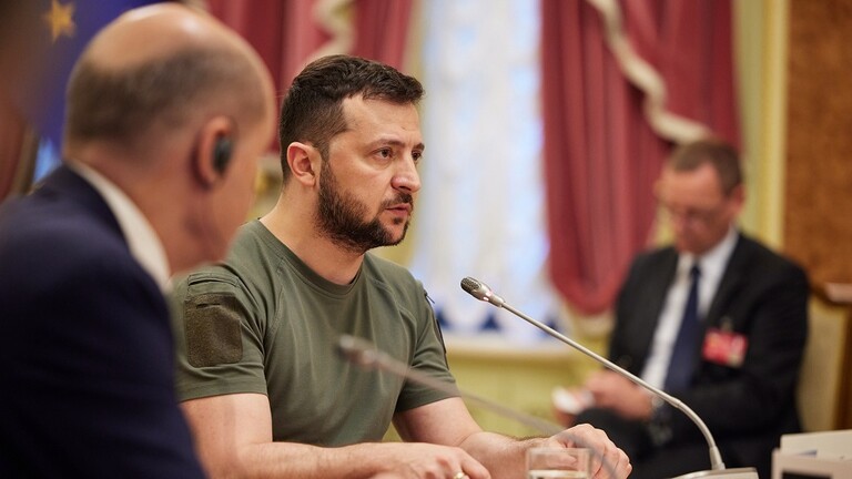 كاتبة فرنسية: أمريكا ستتخلّص من زيلينسكي في هذا الموعد