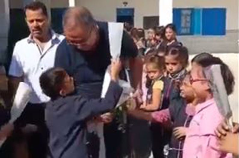شاهد الفيديو/ بالورود والدموع تلاميذ يودّعون معلّمهم المتقاعد