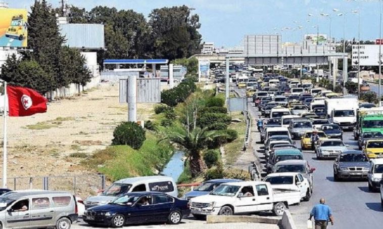 صور/ طوابير طويلة من السيارات أمام محطات الوقود