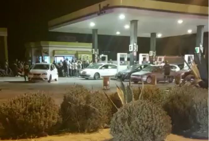 شاهد/ أواني وصفوف ليلية على أمل الحصول على البنزين