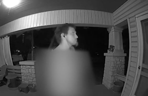 شاهد ردة فعل امرأة عندما تفاجأت برجل عارٍ أمام منزلها ليلًا