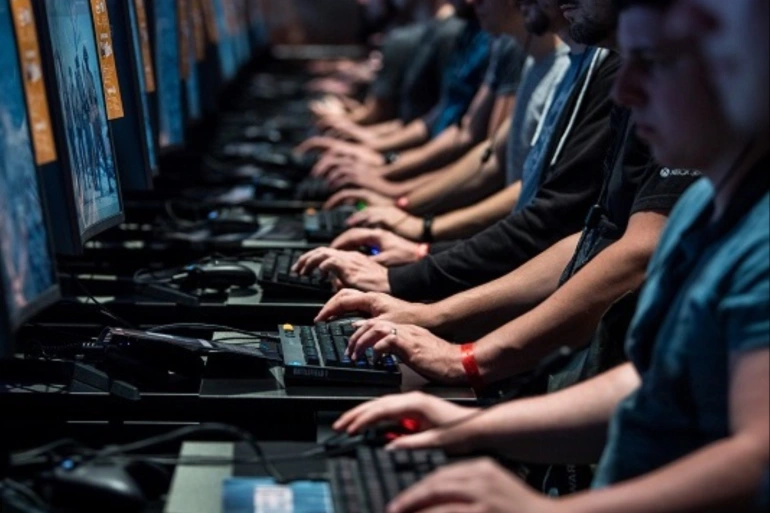 ما حكاية الذباب الالكتروني الذي حذرت منه وزارة الاتصال؟