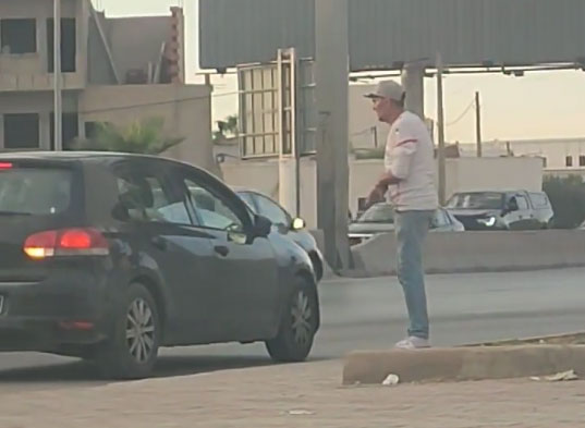 شاهد/ متحيّل يوهم أصحاب السيارات بأنهم صدموه