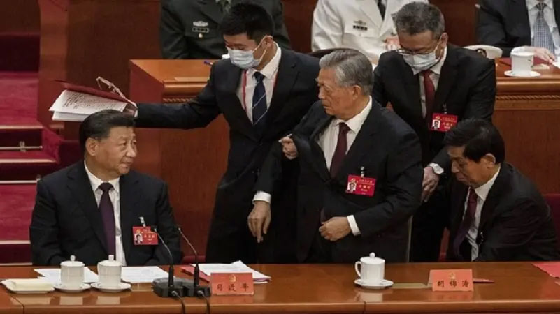 شاهد كيف تم إخراج رئيس الصين السابق من احتفال للحزب الحاكم (فيديو)