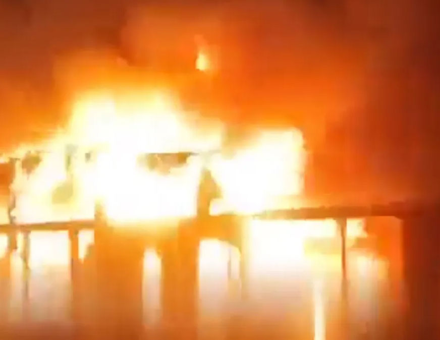 مأساة في حافلة/ نجوا من فيضانات وماتوا بحريق (فيديو)