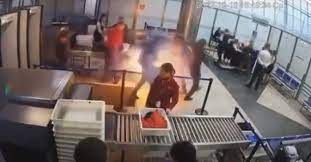 شاهد/ انفجار “باور بنك” كان بحوزة مسافر خلال تفتيشه في مطار