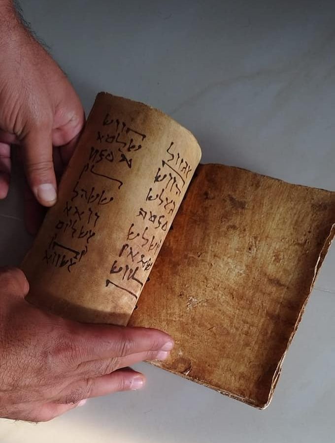 يرأسها ليبي/ عصابة دولية لتهريب المخطوطات في فخ الحرس (صور) يرأسها ليبي/ عصابة دولية لتهريب المخطوطات في فخ الحرس (صور)