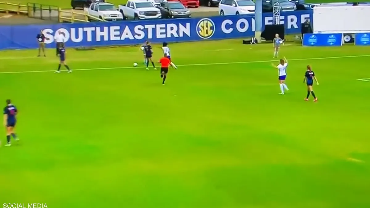 فيديو/ ملاكمة ومصارعة في مباراة كرة قدم نسائية