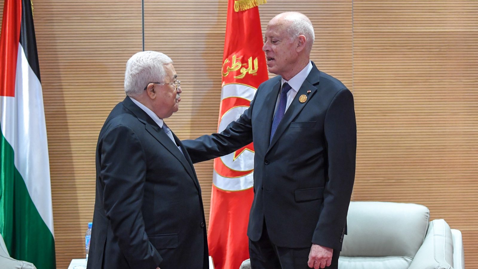 سعيد يلتقي بمحمود عباس على هامش قمة الجزائر.. التفاصيل (فيديو)