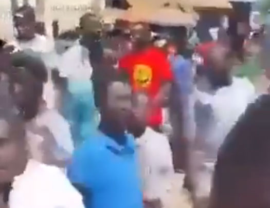 بسبب هدفه في مرمى الكاميرون/ جماهير تقتحم منزل والد إمبولو (فيديو)
