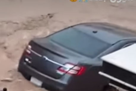 شاهد/ سيول وفيضانات في السعودية (فيديو)