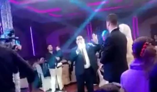 يطلّق زوجته في الميكروفون