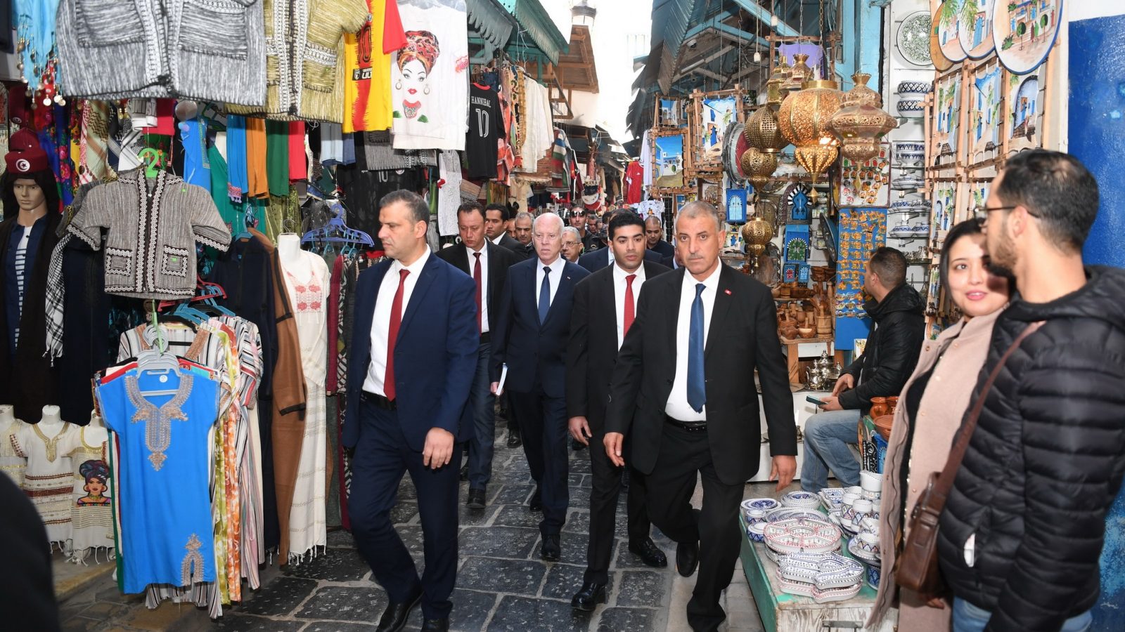 صور/ سعيّد يتجوّل في أسواق المدينة العتيقة